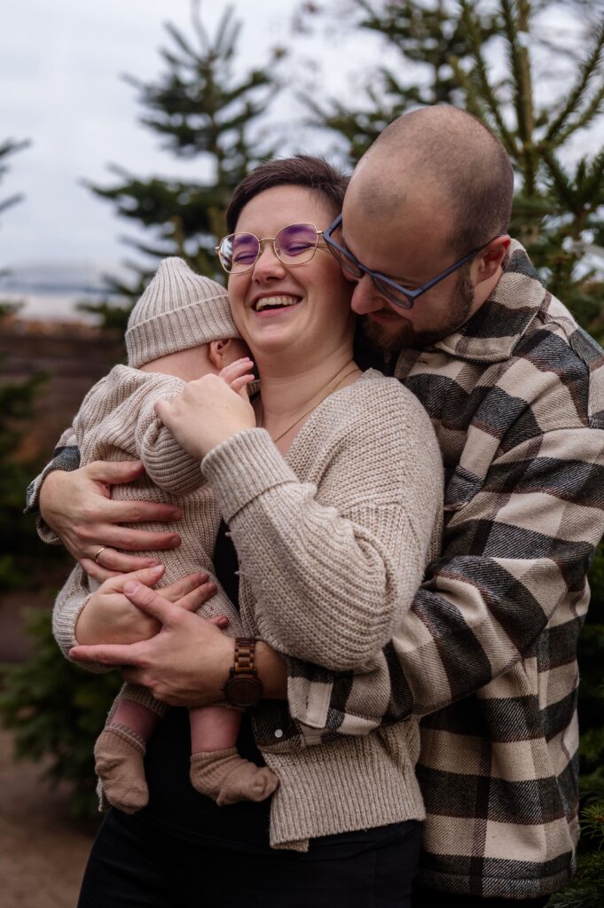 Natürliches Familienporträt beim Weihnachts-Fotoshooting im Grünen